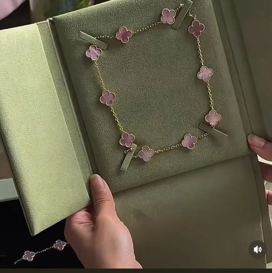 [Royal Top Jewellery] Pink Necklace with Ten Clover Designs