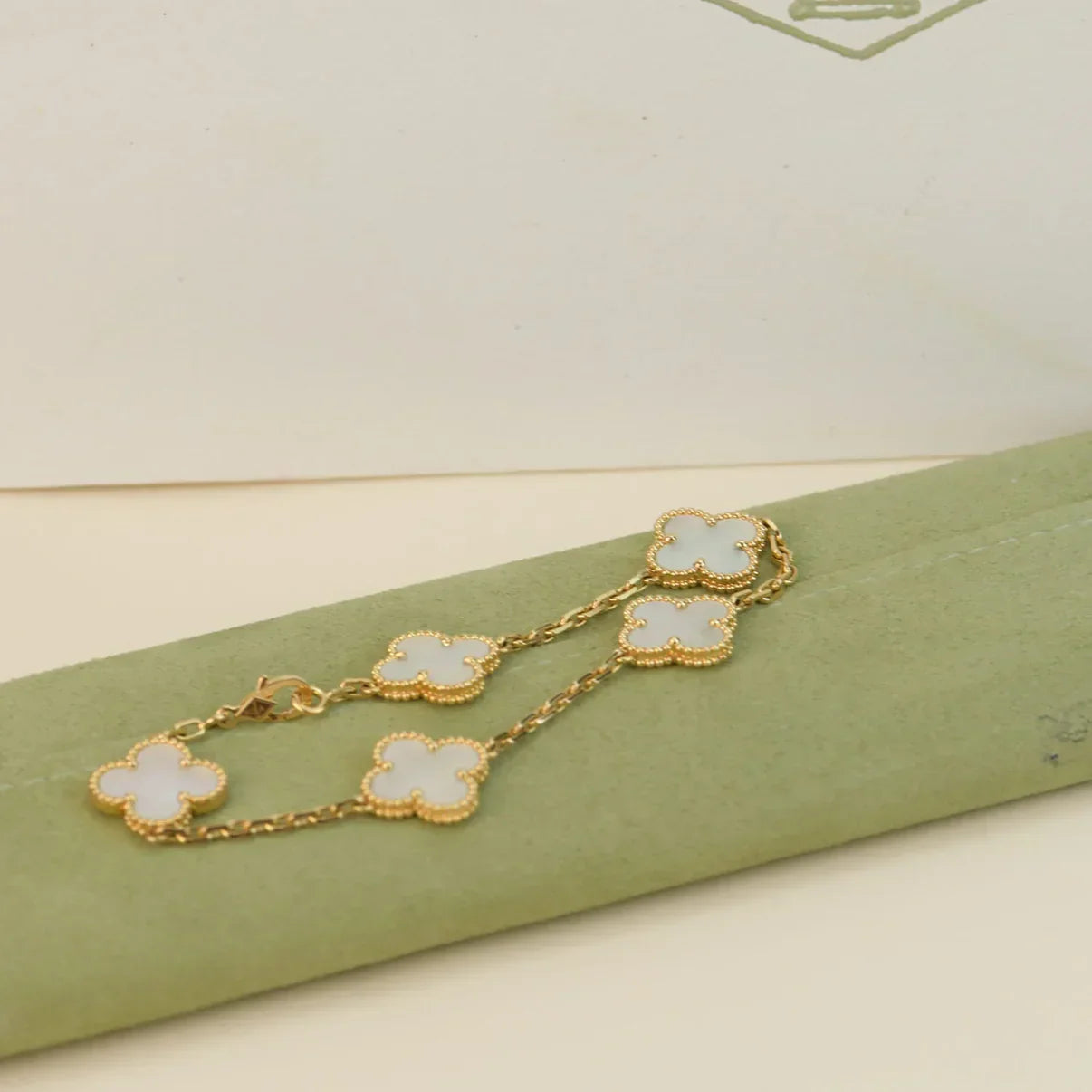 [Royal Top]CLOVER WHITE PEARL MOP 5 MOTIF BRACELET COLLECTION