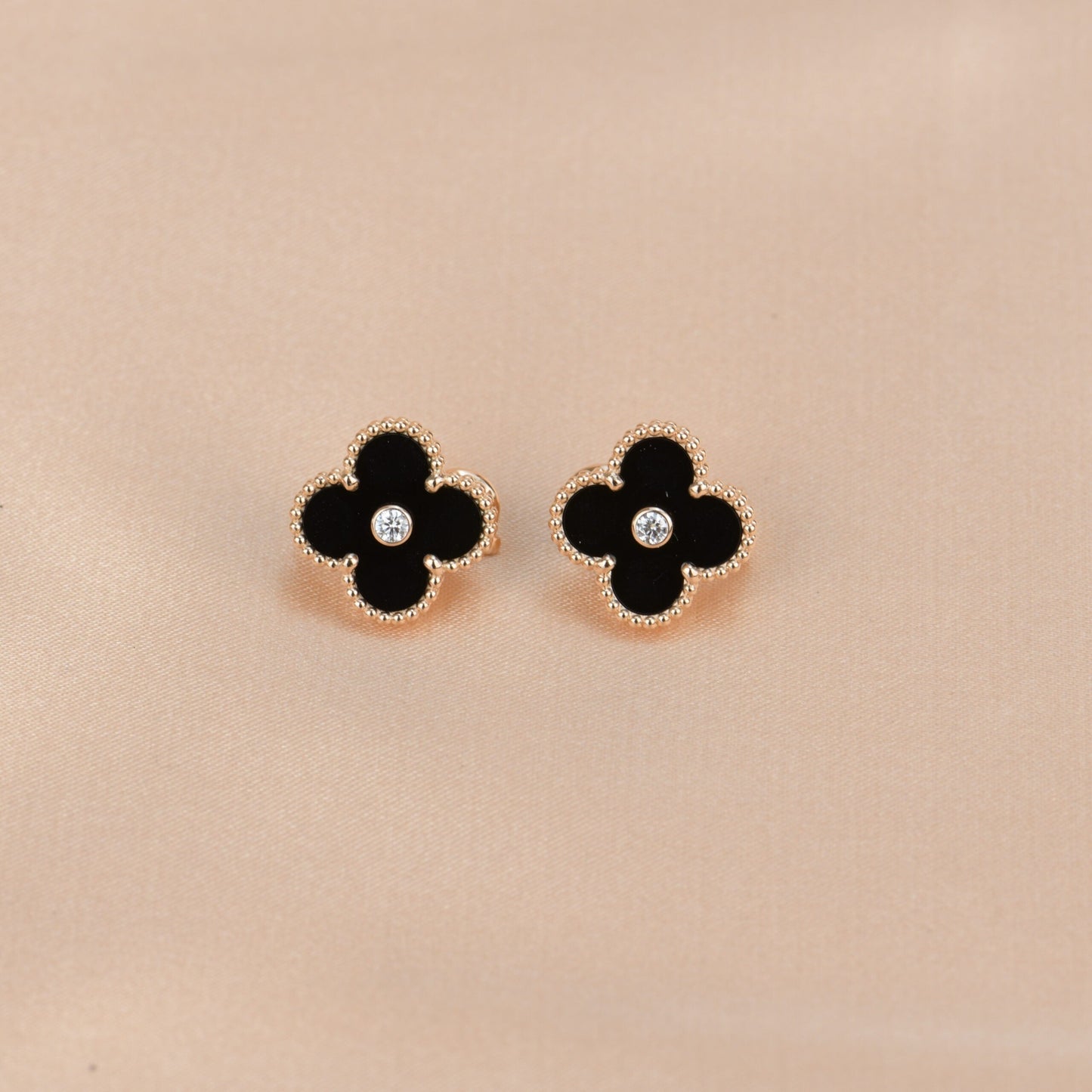[Royal Top]CLOVER MEDIUM 1 MOTIFS ONYX DIAMOND EARRINGS