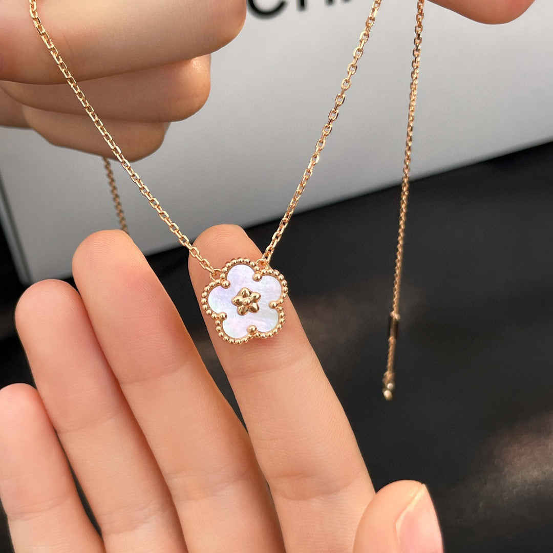 [Royal Top]LUCKY  WHITE MOP  PLUM BLOSSOM NECKLACE