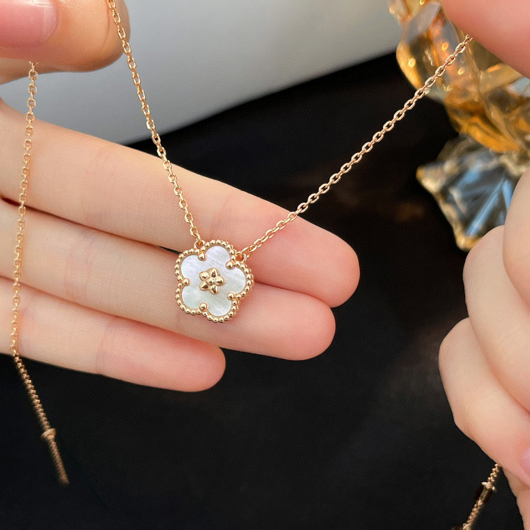 [Royal Top]LUCKY  WHITE MOP  PLUM BLOSSOM NECKLACE