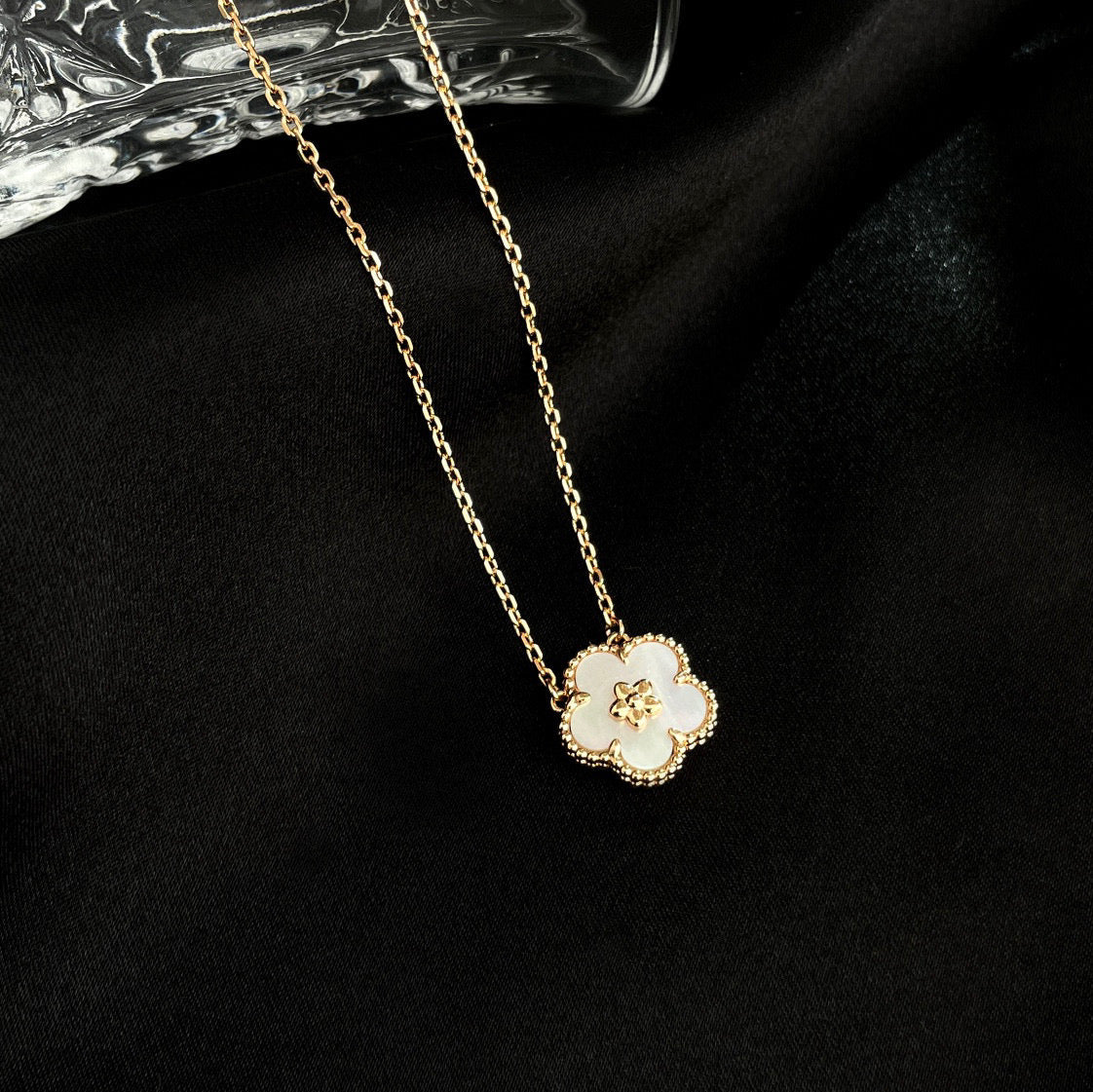 [Royal Top]LUCKY  WHITE MOP  PLUM BLOSSOM NECKLACE