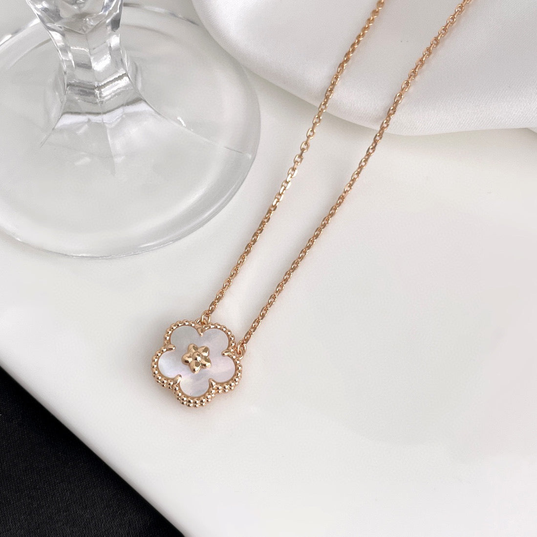 [Royal Top]LUCKY  WHITE MOP  PLUM BLOSSOM NECKLACE