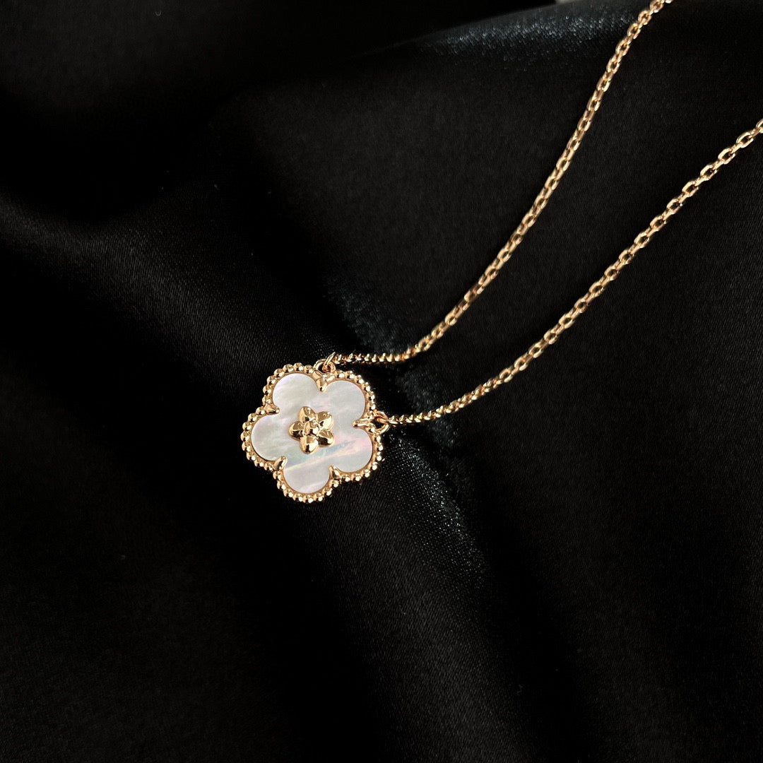 [Royal Top]LUCKY  WHITE MOP  PLUM BLOSSOM NECKLACE