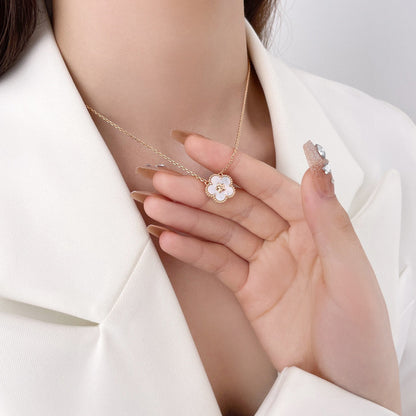 [Royal Top]LUCKY  WHITE MOP  PLUM BLOSSOM NECKLACE