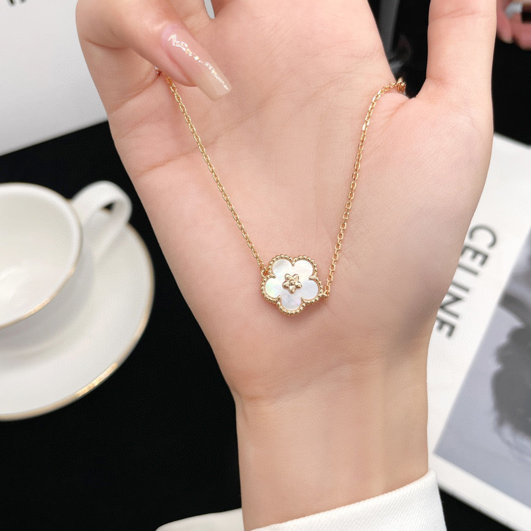 [Royal Top]LUCKY  WHITE MOP  PLUM BLOSSOM NECKLACE