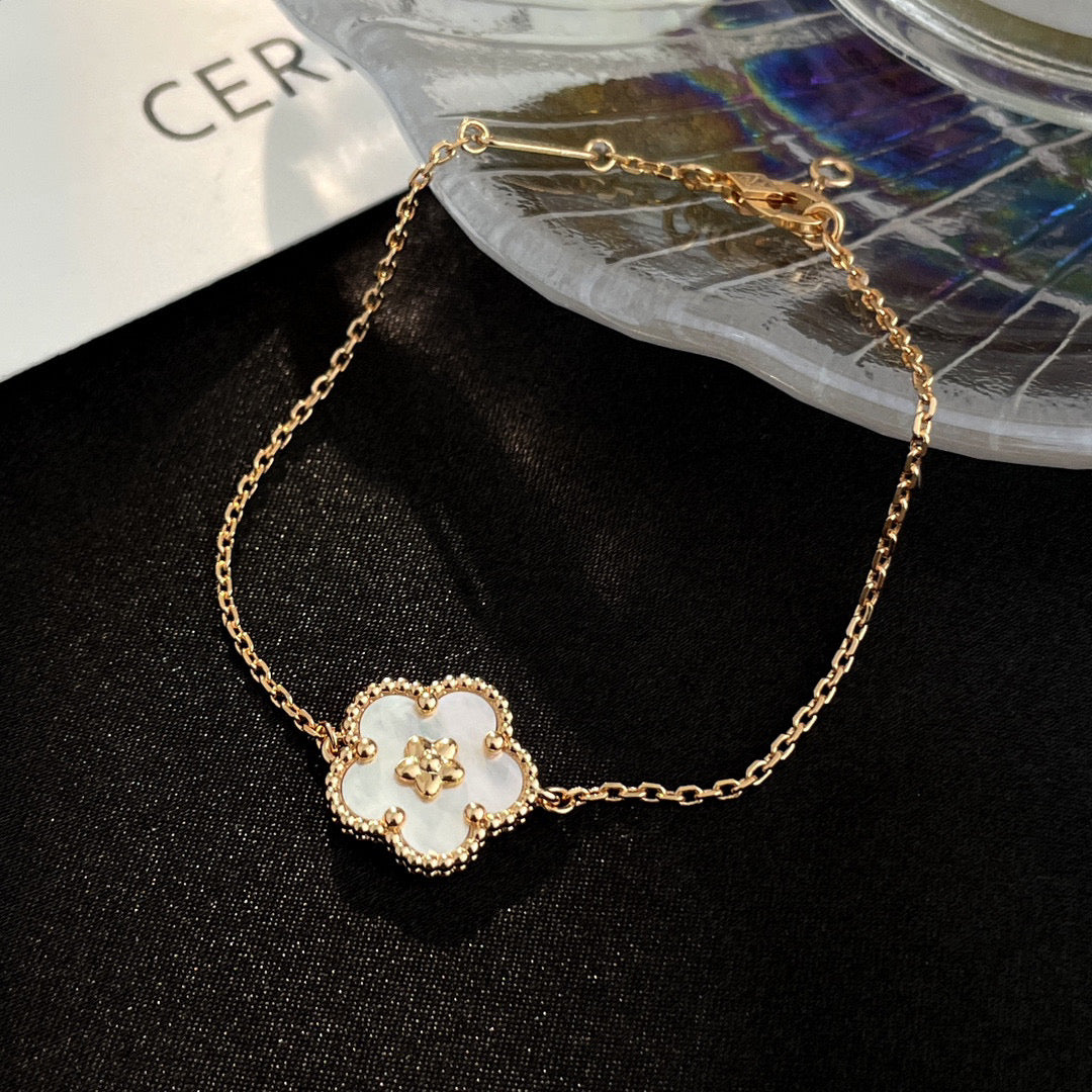 [Royal Top]LUCKY WHITE MOP PLUM BLOSSOM  BRACELET