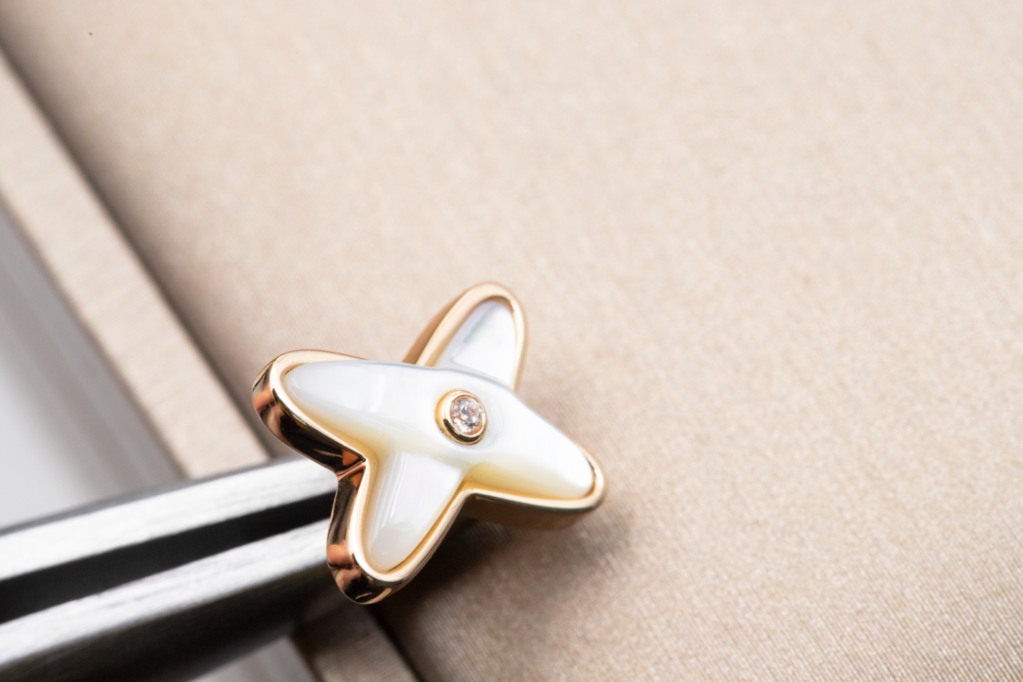 [Royal Top]JEUX DE WHITE MOP ROSE GOLD DIAMOND EARRINGS