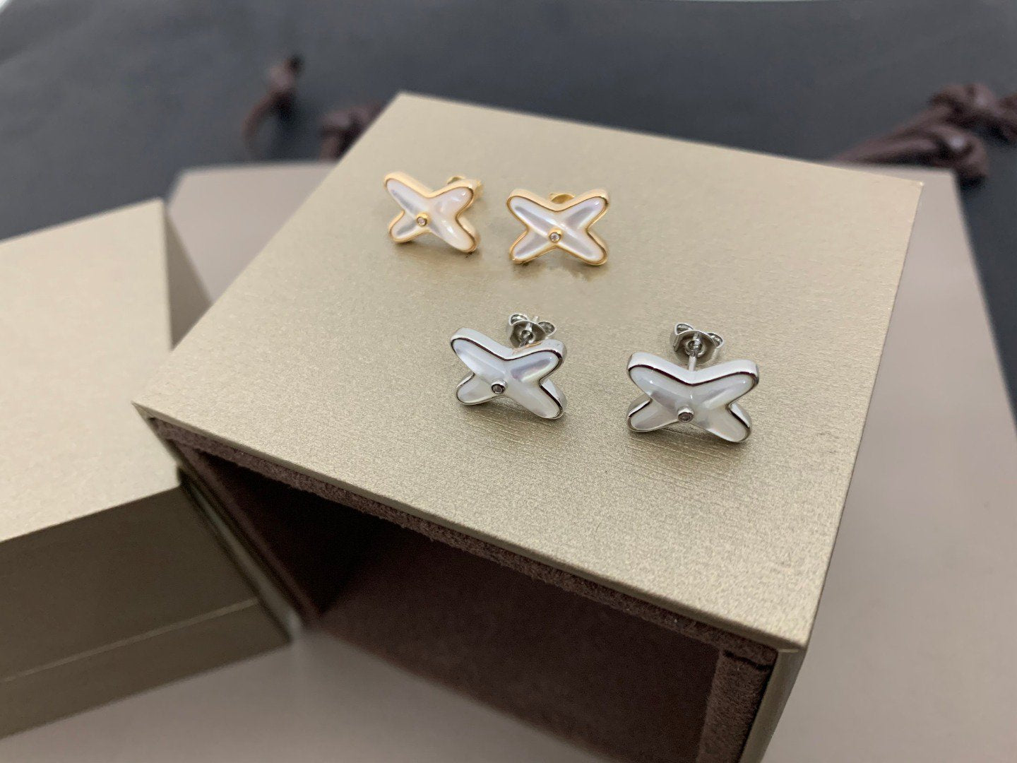 [Royal Top]JEUX DE WHITE MOP SILVER DIAMOND EARRINGS