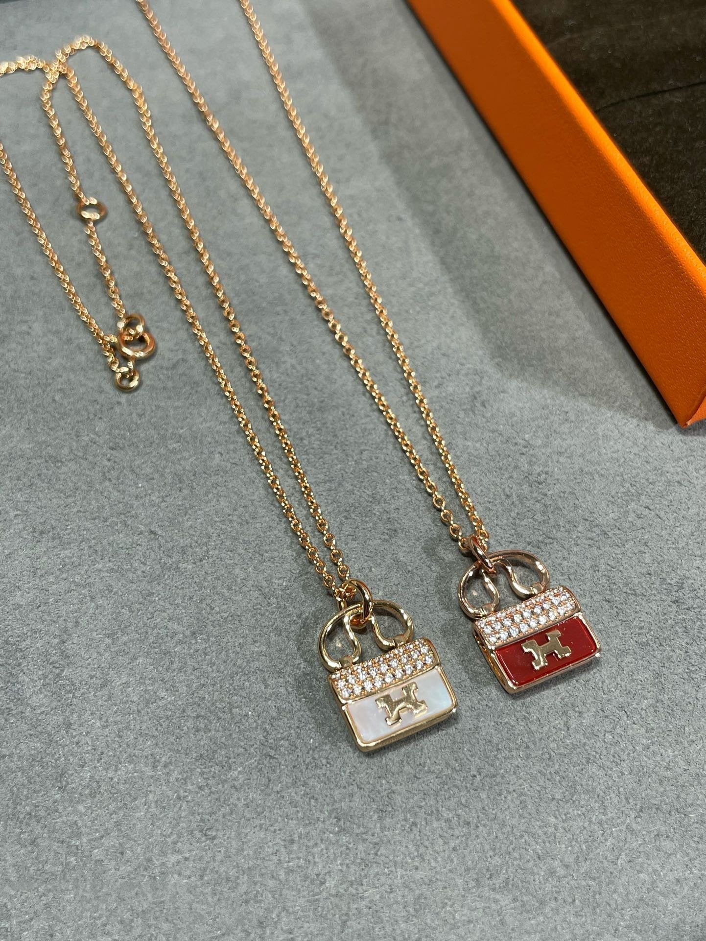 [Royal Top]H CIRCE MOISSANITE PENDANT NECKLACE GOLD