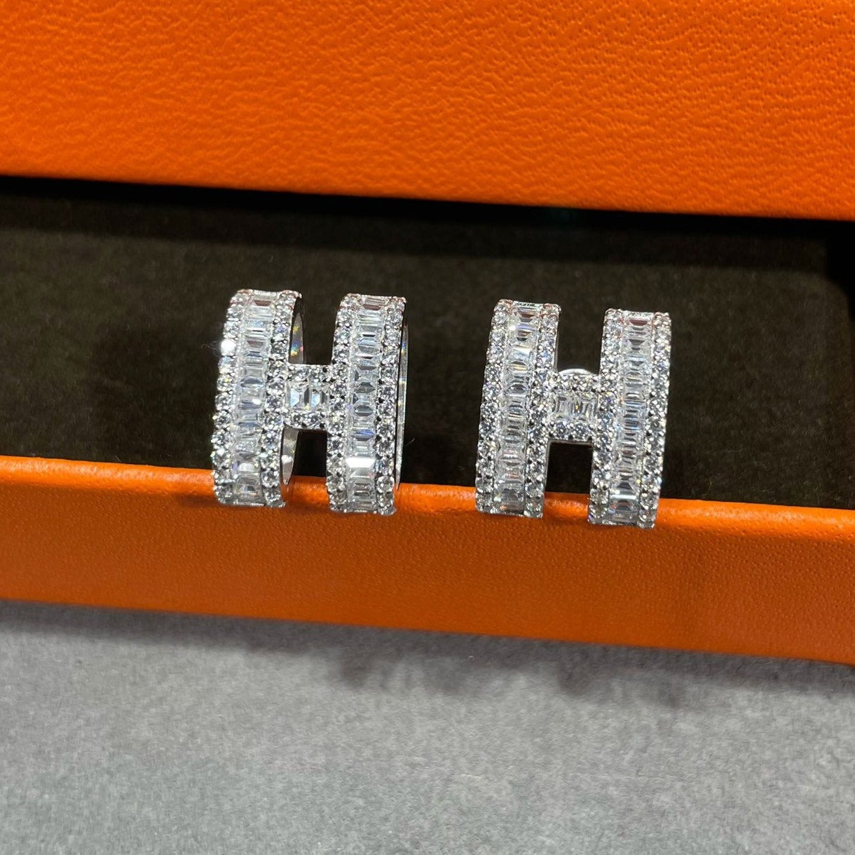 [Royal Top]H STUD EARRINGS WITH SILVER DIAMONDS