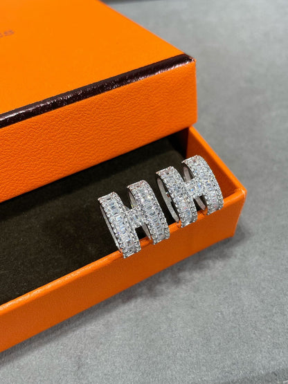 [Royal Top]H STUD EARRINGS WITH SILVER DIAMONDS