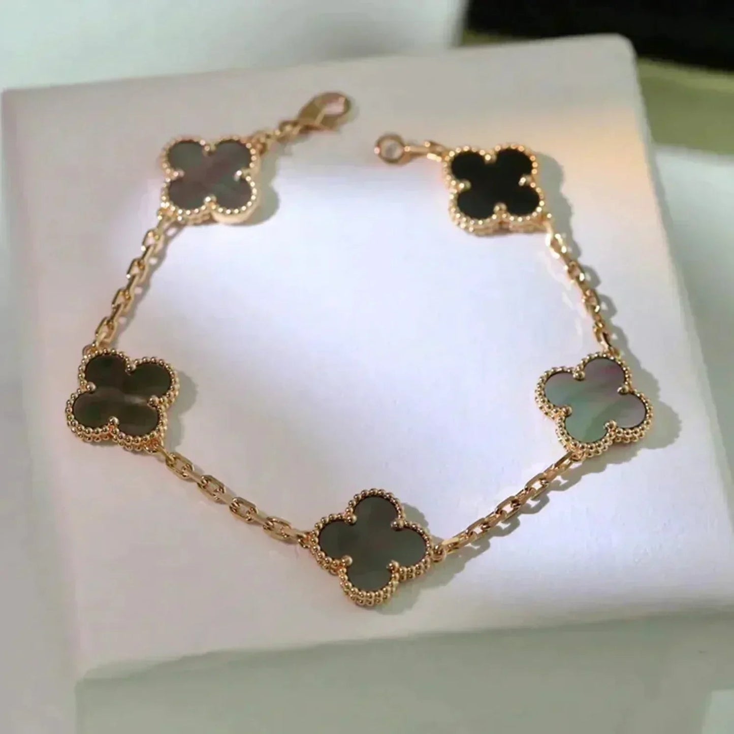 [Royal Top] CLOVER 5 MOTIF GRAY MOP BRACELET COLLECTION