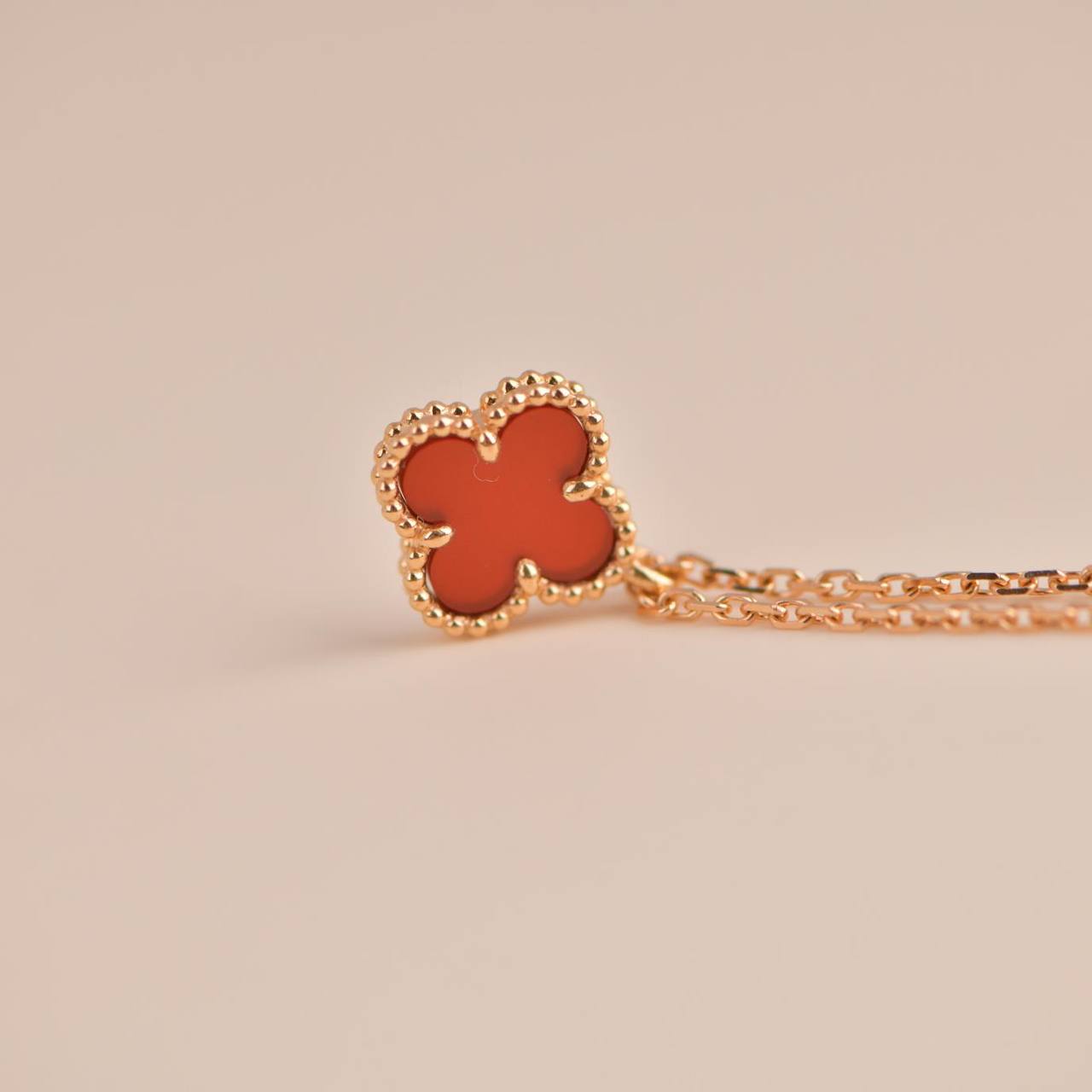[Royal Top]CLOVER MINI 9.5MM WHITE CARNELIANS NECKLACE