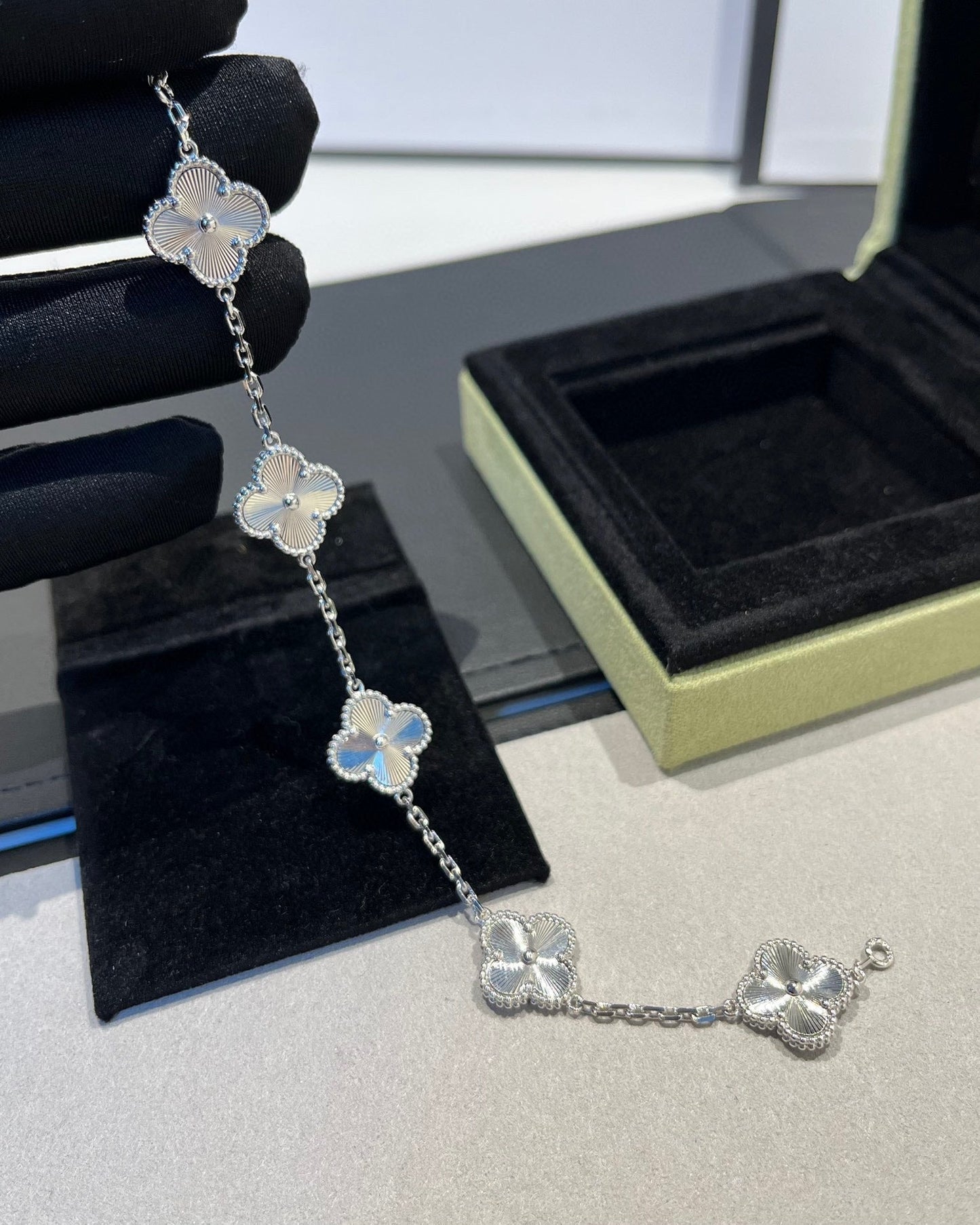[Royal Top] CLOVER 5 MOTIF LASER BRACELET COLLECTION