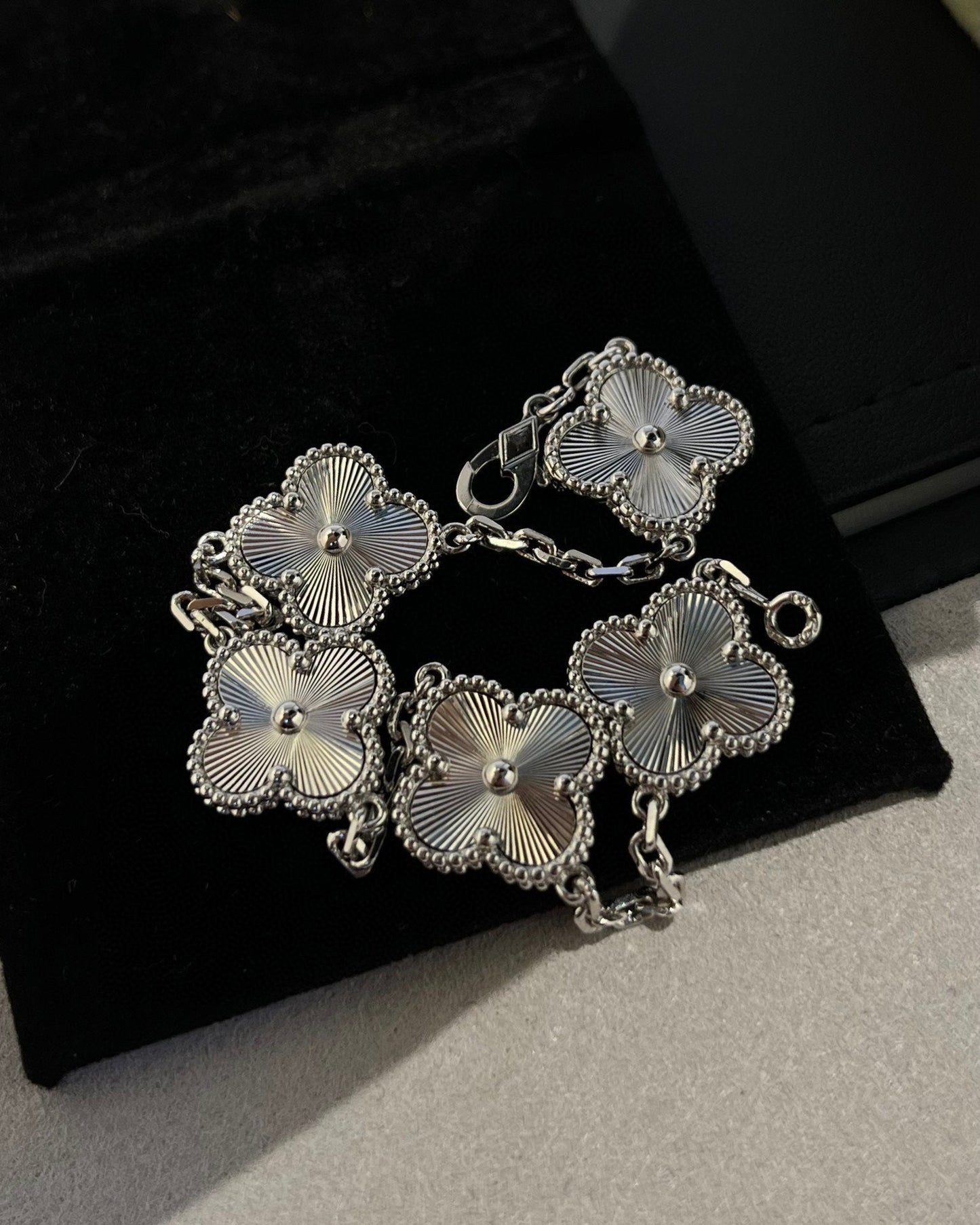 [Royal Top] CLOVER 5 MOTIF LASER BRACELET COLLECTION