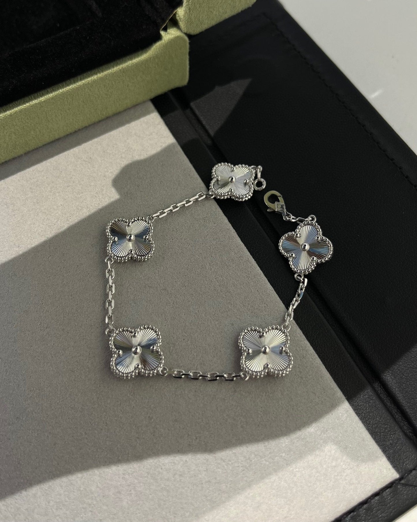 [Royal Top] CLOVER 5 MOTIF LASER BRACELET COLLECTION