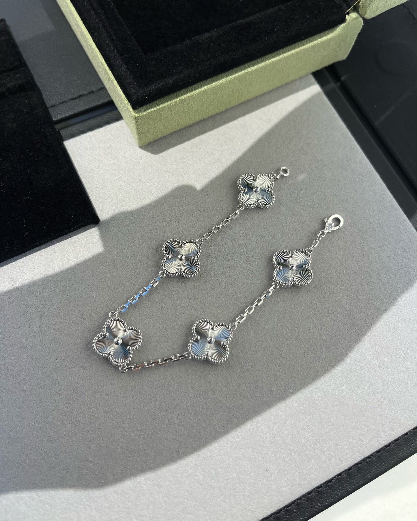 [Royal Top] CLOVER 5 MOTIF LASER BRACELET COLLECTION